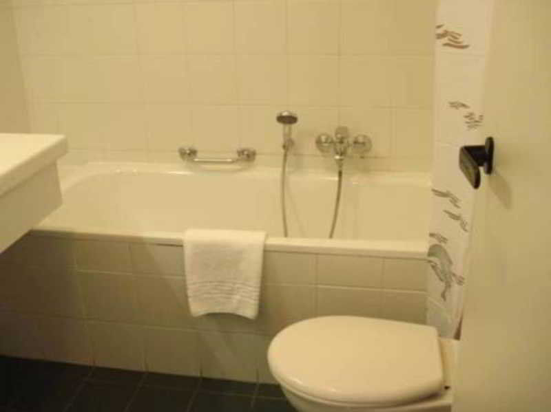 Hobbit Hotel Brussels Airport Завентем Екстериор снимка