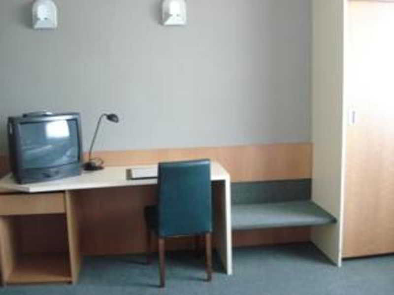 Hobbit Hotel Brussels Airport Завентем Екстериор снимка